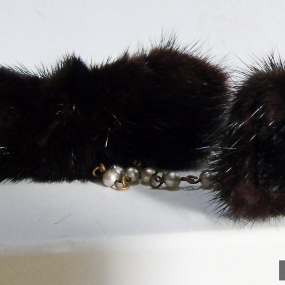 1950's Vintage Reddish Dark Brown Mink Fur BOWS Sweater Clip Guard Pearl Chain - Picture 2 of 3
